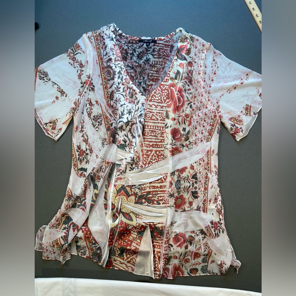 All over print V neck blouse, 2X, short sleeve, great texture, split side seams